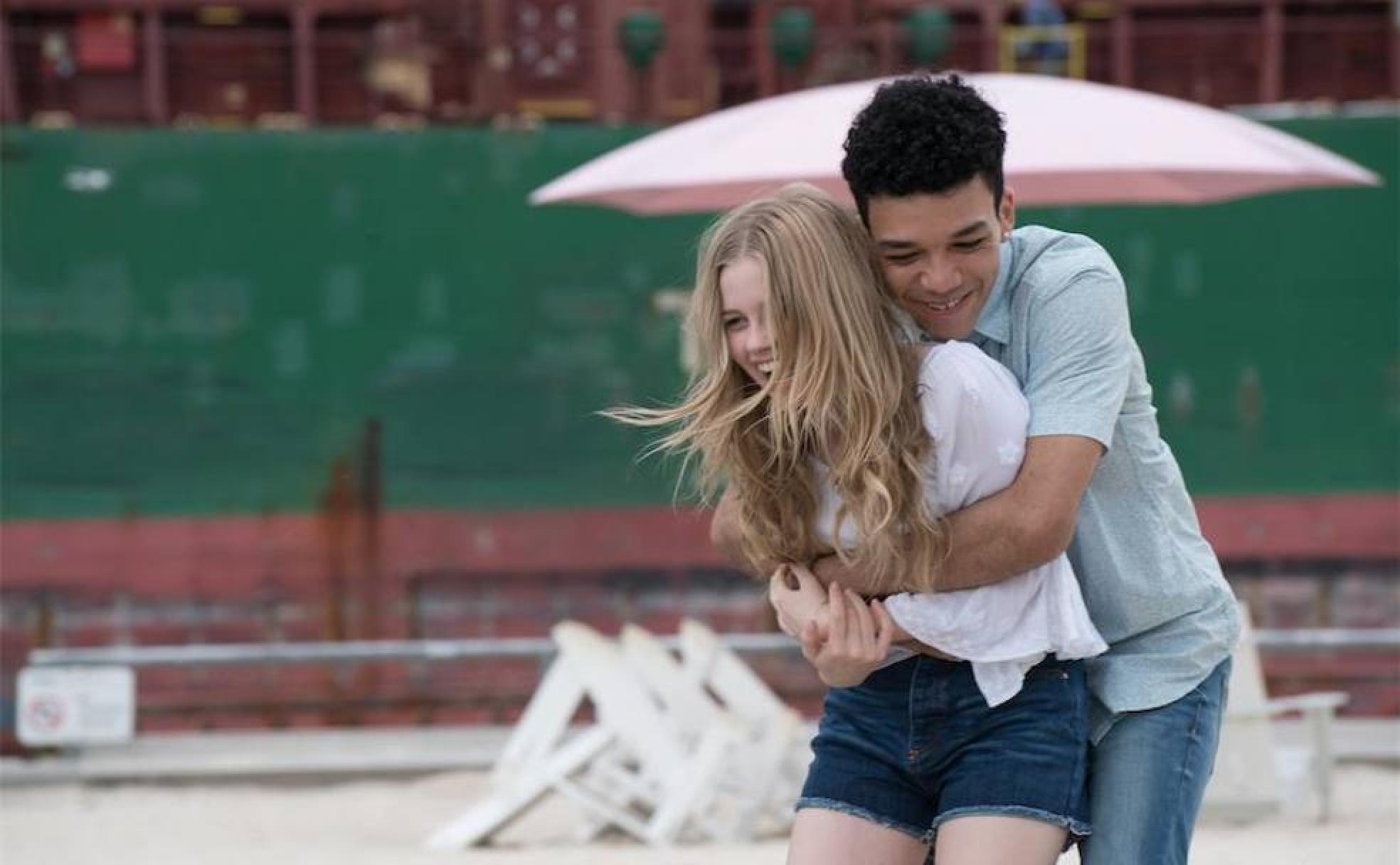 Angourie Rice y Justice Smith en un fotograma de 'Cada día' (2018)