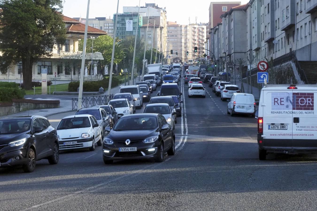 Ya está en funcionamiento la nueva glorieta, que ha provocado retenciones en la S-10, hasta el centro comercial de Valle Real