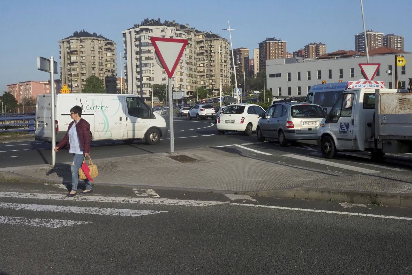 Ya está en funcionamiento la nueva glorieta, que ha provocado retenciones en la S-10, hasta el centro comercial de Valle Real