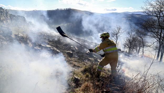 Un operario de Montes, en una imagen de archivo, lucha contra el fuego en la zona pasiega. :