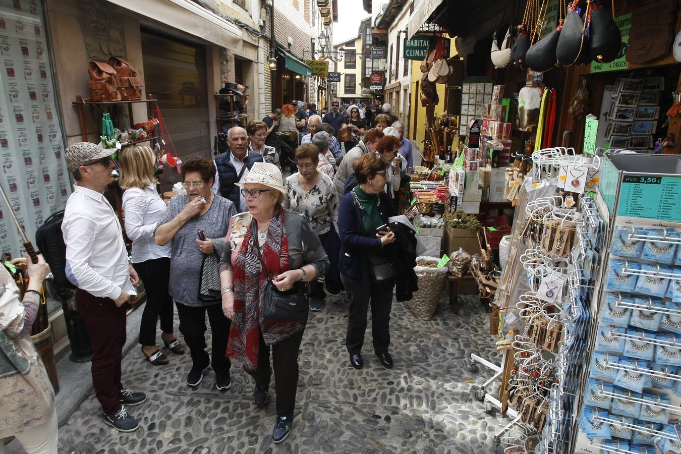 Fotos: Ambiente en Potes en el día previo el cierre de la Puerta del Perdón