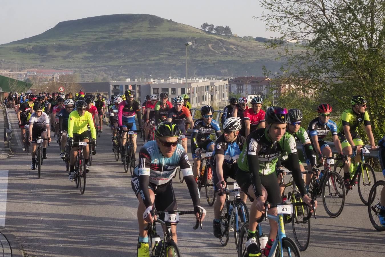 Fotos: 2.000 corredores toman la salida en La Cantabrona