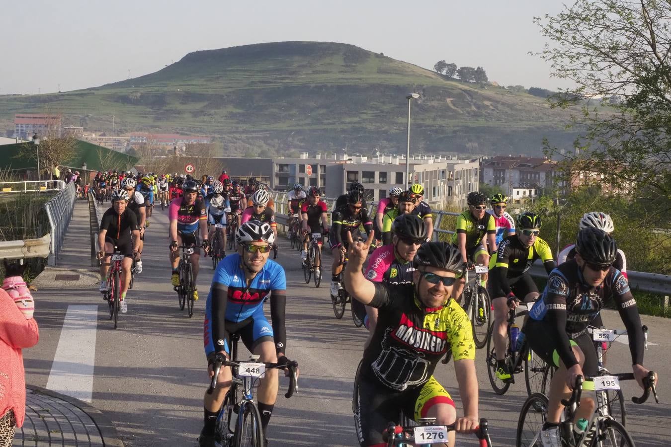 Fotos: 2.000 corredores toman la salida en La Cantabrona