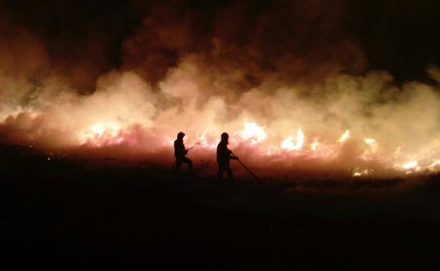 Cuadrillas y ténicos del Gobierno de Cantabria luchan desde anoche para controlar el fuego en el monte Serradores.