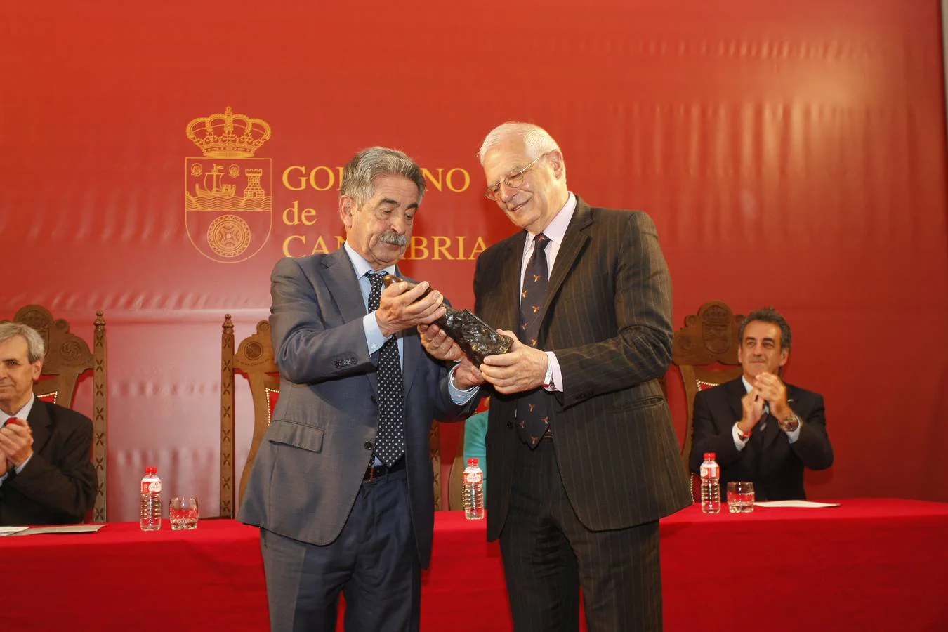 Fotos: Brorrel y Gutíérrez Aragón reciben los premios Beato en Potes