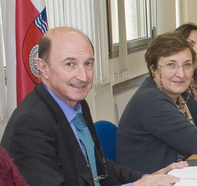 Imagen de archivo de Joaquín Ruiz Sisniega, junto a la consejera de Sanidad de Cantabria, María Luisa Real.