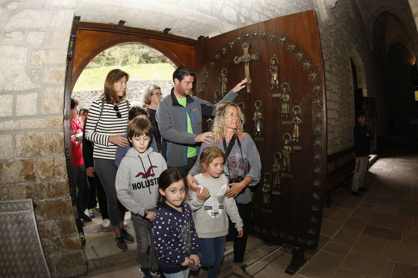 Fotos: Los últimos peregrinos atraviesan la Puerta del Perdón en Santo Toribio