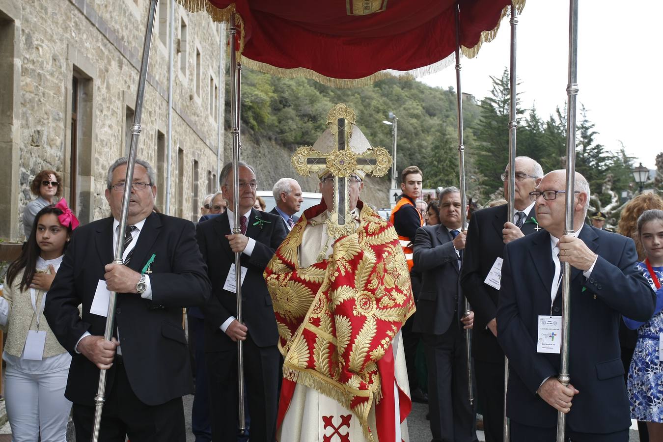 Fotos: Misa y cierre de la Puerta del Perdón para poner fin al Año Santo Lebaniego