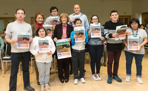 Jovenes del colectivo Plena Inclusión, con la directora general de Cultura, Eva Ranea,