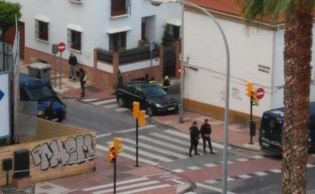 Policías, esta mañana en el lugar de la detención. 