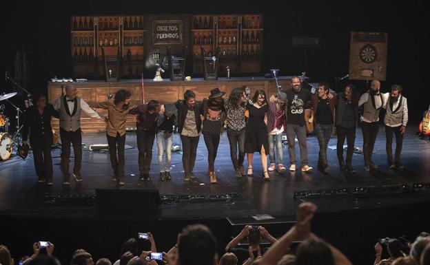 Rulo y la Contrabanda saludan al público junto a los músicos invitados que se subieron ayer al escenario del Palacio de Festivales.