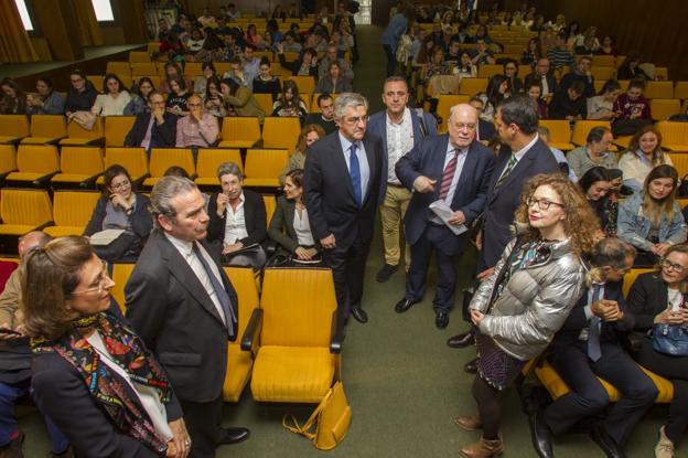 Juan José Sota conversa con otros asistentes a la jornada. 