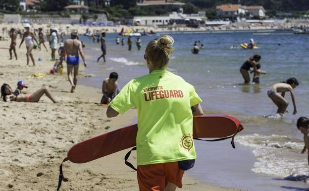 Una de las socorristas de Aunar Group, durante este verano en la playa de La Magdalena.