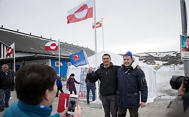 Uno de los candidatos posa en el día de votaciones. 