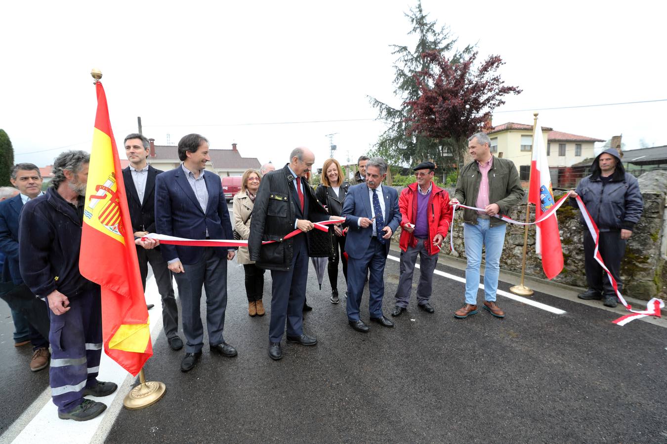 Revilla, en el acto de inauguración de la carretera.