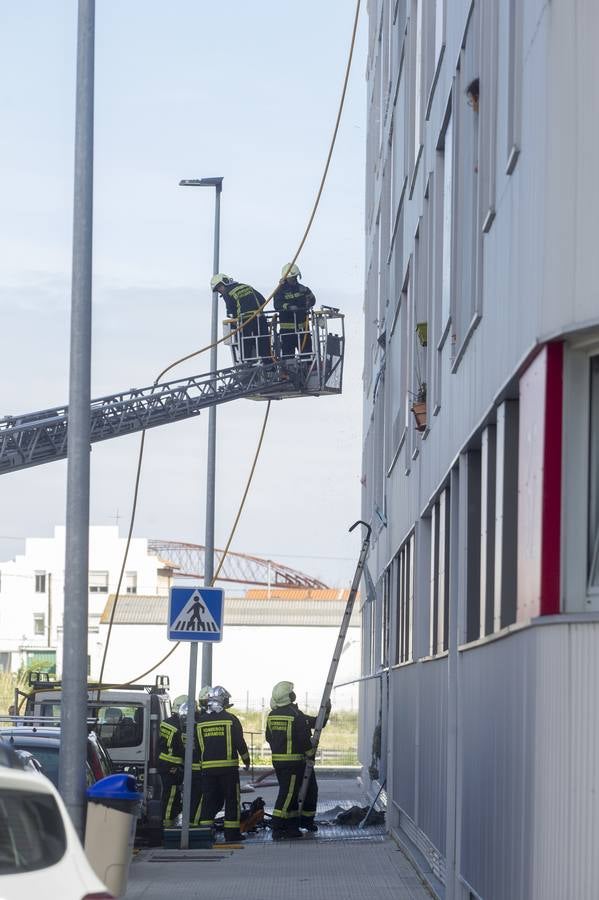 Fotos: Los Bomberos de Santander apagan un incendio en la calle Garcia Lorca de La Albericia