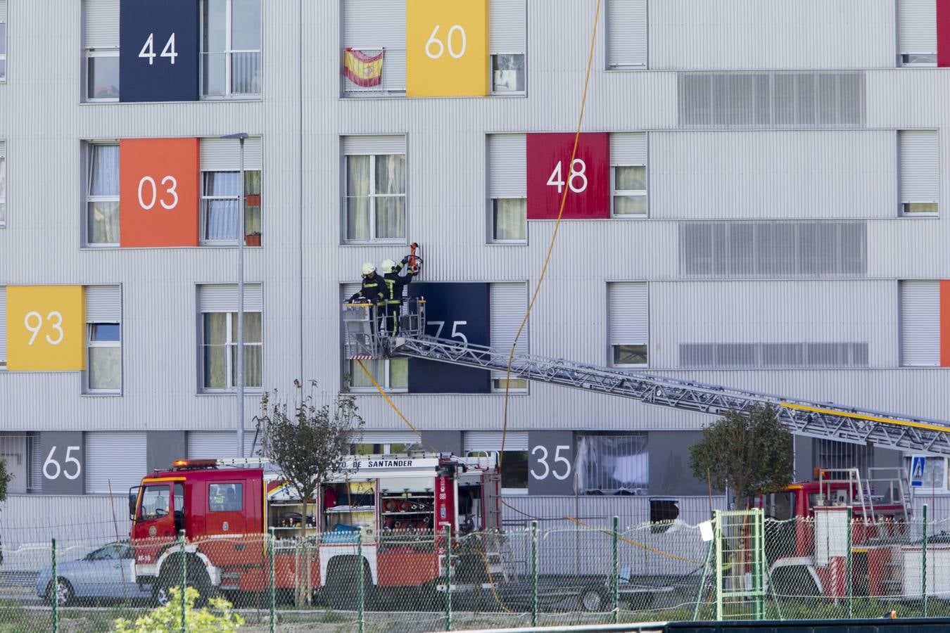 Fotos: Los Bomberos de Santander apagan un incendio en la calle Garcia Lorca de La Albericia