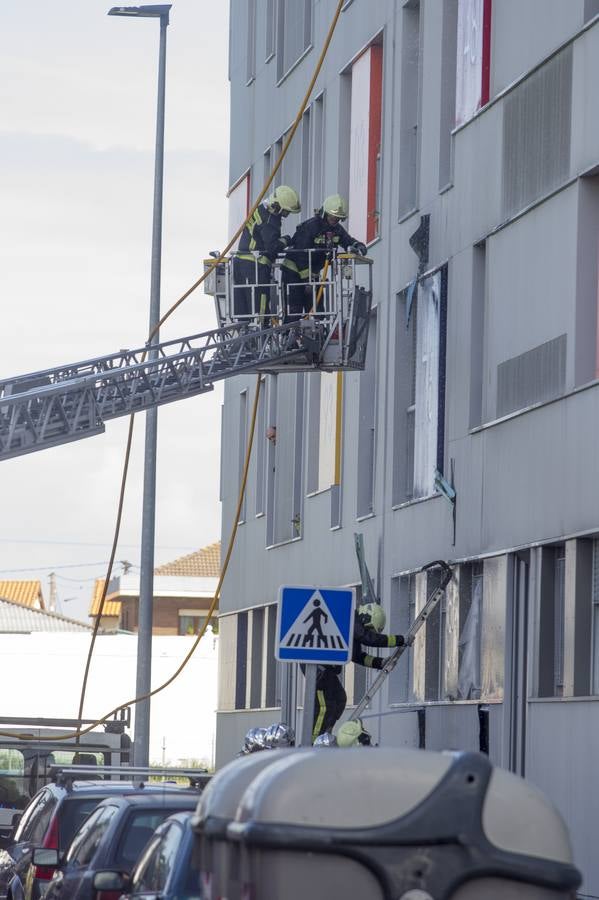 Fotos: Los Bomberos de Santander apagan un incendio en la calle Garcia Lorca de La Albericia