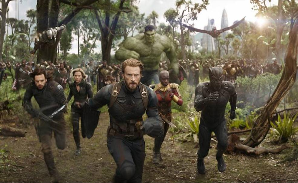 Don Cheadle, Chris Evans, Scarlett Johansson, Mark Ruffalo, Anthony Mackie, Chadwick Boseman, Sebastian Stan y Danai Gurira en 'Vengadores: Infinity War' (2018).