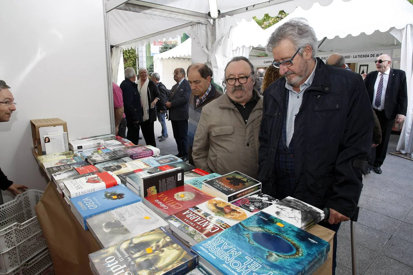 Fotos: Gutiérrez Aragón, en la Feria del Libro de Torrelavega