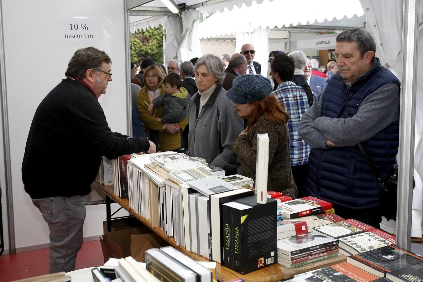 Fotos: Gutiérrez Aragón, en la Feria del Libro de Torrelavega 