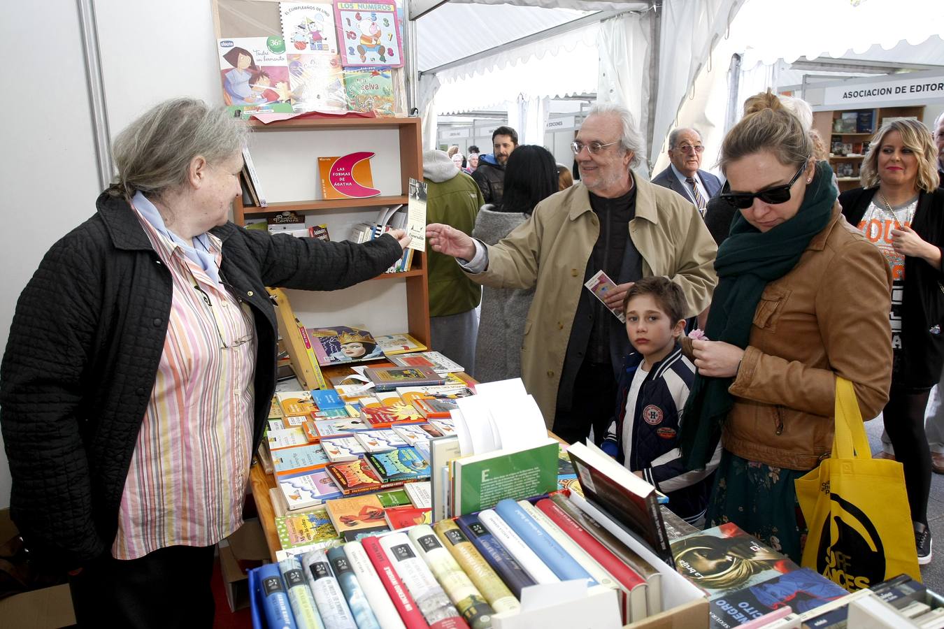 Fotos: Gutiérrez Aragón, en la Feria del Libro de Torrelavega 