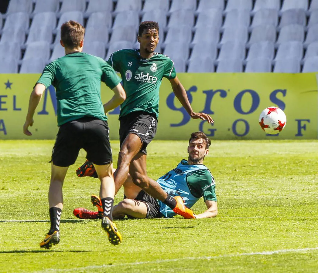 Fotos: El Racing prepara en el partido ante el UD Logroñés en los Campos de Sport