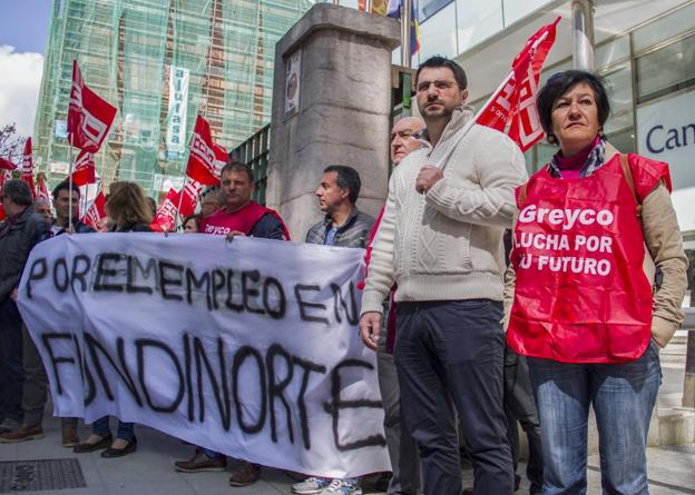Trabajadores de Fundinorte se concentraron ayer ante la sede del Gobierno cántabro. :