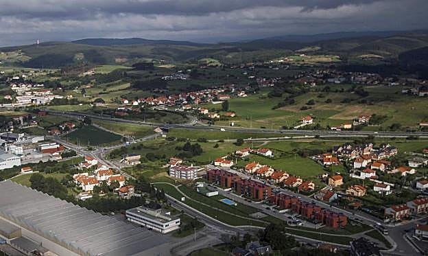 Imagen aérea de la autovía A-67 a la altura de Requejada y Polanco, donde comenzará el tercer carril que se construirá entre este municipio y Santander.