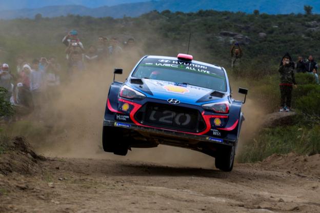 El Hyundai de Sordo, en uno de los tramos de ayer en Argentina. :: 