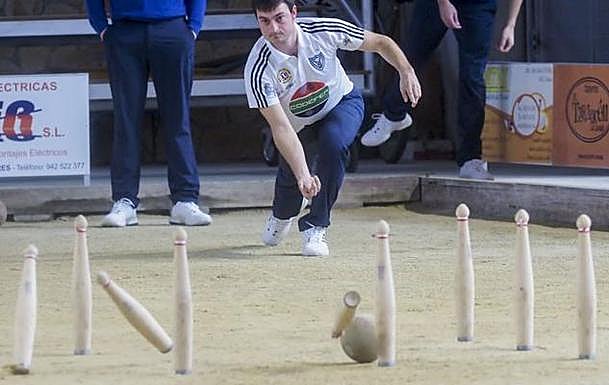 Manuel Domínguez birla una bola para Ribamontán al Mar