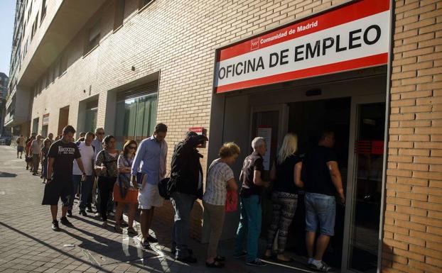 Largas colas en una oficina de empleo de Madrid.