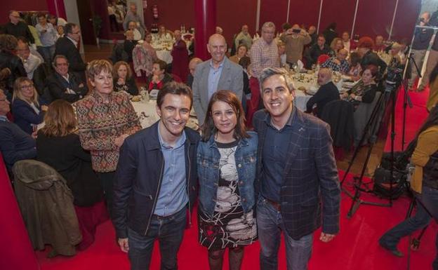 En primer término, Pedro Casares, Adriana Lastra y Pablo Zuloaga. Detrás, Avelina Saldaña, presidenta en Santander, y Eduardo Echevarría, presidente del PSC-PSOE. 