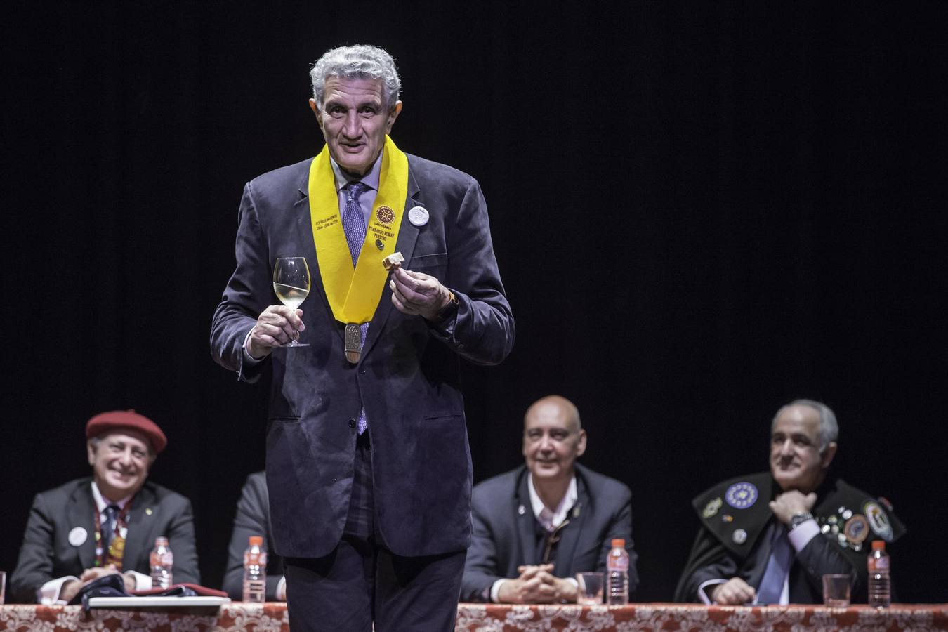 El ex jugador de baloncesto Fernando Romay ha sido nombrado hoy cofrade de honor de la Cofradía de la Anchoa de Cantabria durante la celebración del 22 Cabildo de esta entidad gastronómica, que ha tenido lugar este sábado en el teatro Liceo de Santoña, dentro de los actos de la Feria de la Anchoa y la Conserva de Cantabria.