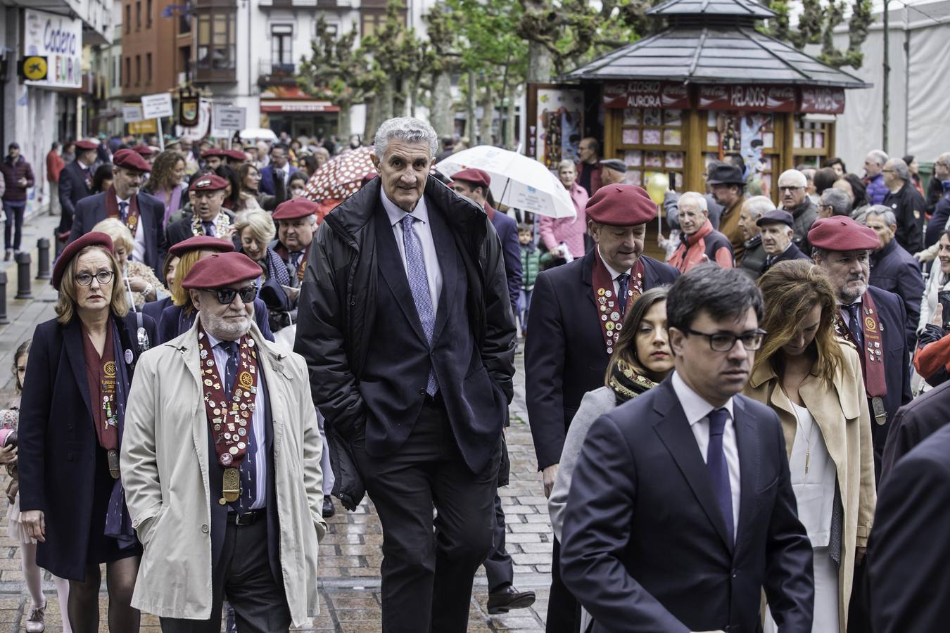 El ex jugador de baloncesto Fernando Romay ha sido nombrado hoy cofrade de honor de la Cofradía de la Anchoa de Cantabria durante la celebración del 22 Cabildo de esta entidad gastronómica, que ha tenido lugar este sábado en el teatro Liceo de Santoña, dentro de los actos de la Feria de la Anchoa y la Conserva de Cantabria.