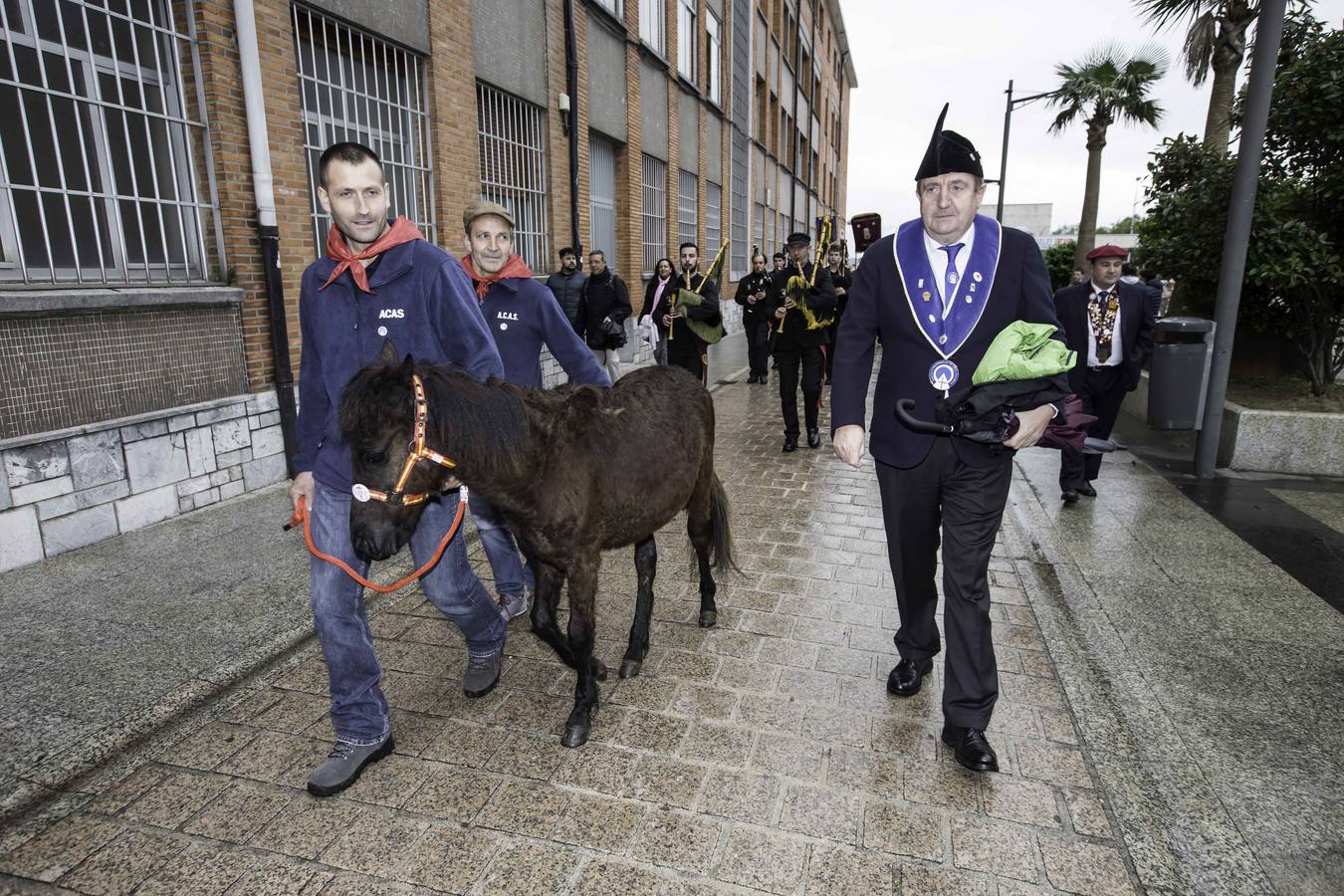 El ex jugador de baloncesto Fernando Romay ha sido nombrado hoy cofrade de honor de la Cofradía de la Anchoa de Cantabria durante la celebración del 22 Cabildo de esta entidad gastronómica, que ha tenido lugar este sábado en el teatro Liceo de Santoña, dentro de los actos de la Feria de la Anchoa y la Conserva de Cantabria.