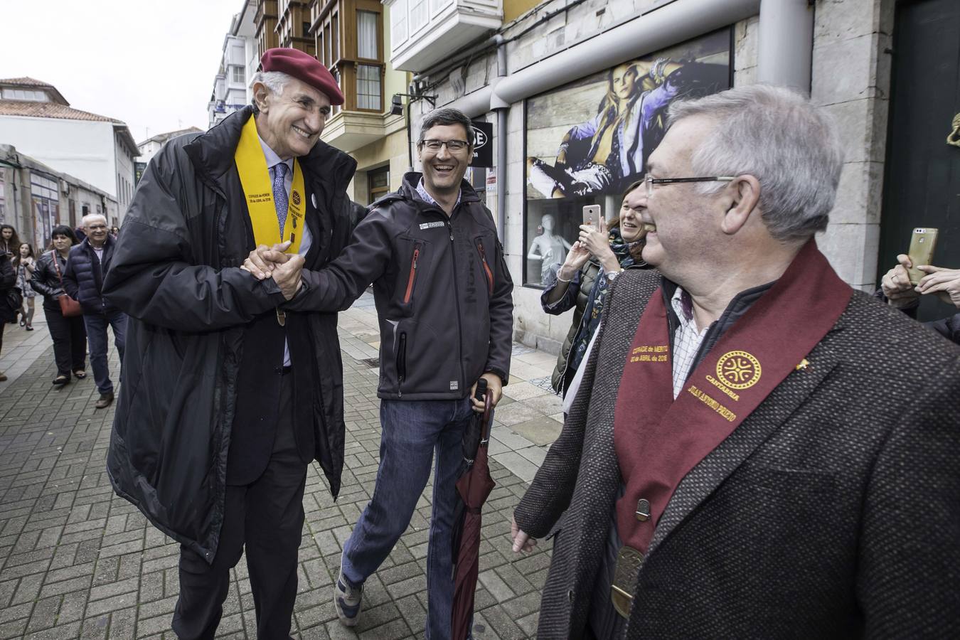 El ex jugador de baloncesto Fernando Romay ha sido nombrado hoy cofrade de honor de la Cofradía de la Anchoa de Cantabria durante la celebración del 22 Cabildo de esta entidad gastronómica, que ha tenido lugar este sábado en el teatro Liceo de Santoña, dentro de los actos de la Feria de la Anchoa y la Conserva de Cantabria.