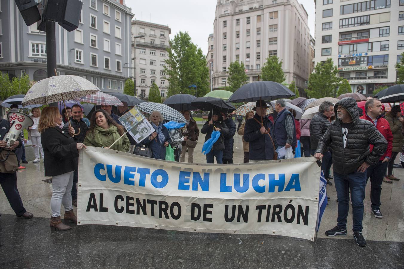 Fotos: Concentración en Santander contra el MetroTUS