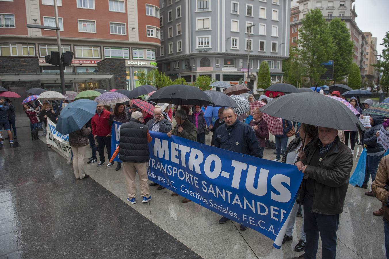Fotos: Concentración en Santander contra el MetroTUS