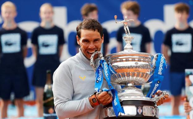 Rafa Nadal, con el Trofeo Conde de Godó. 