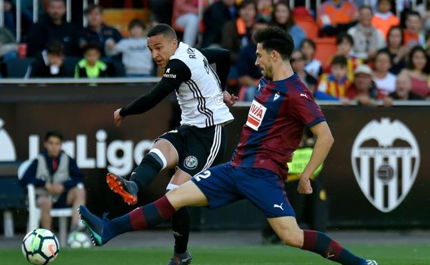 Jugadores de ambos conjuntos disputando un balón