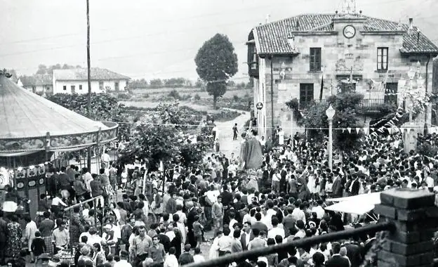 Las fiestas de San Pedro fueron especiales en el verano de 1961 gracias al regalo de un indiano. En la imagen, el Ayuntamiento.