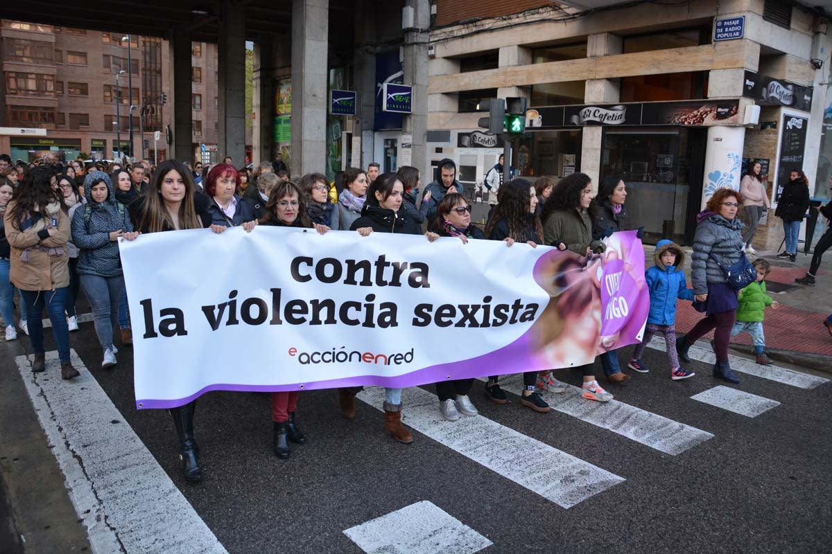 Miles de personas marchan por las calles de Burgos para mostrar su condena unánime ante el asesinato machista de Silvia Plaza