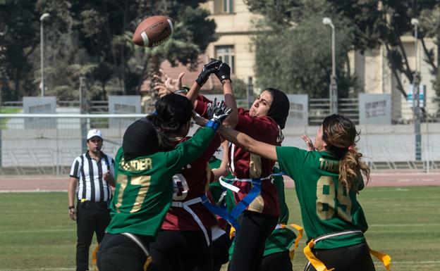 En El Cairo, jóvenes egipcias se aficionan al fútbol americano 