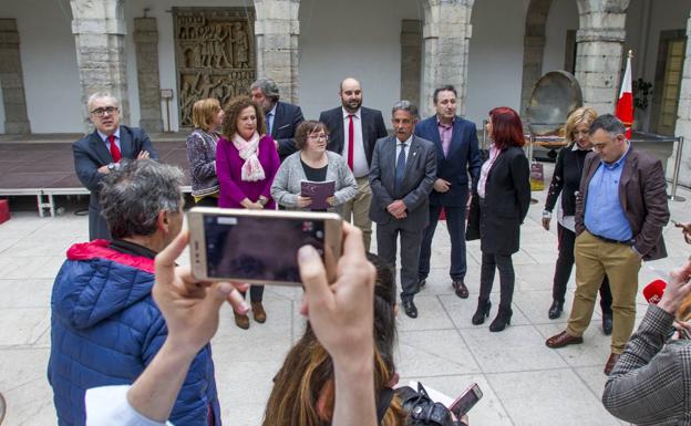 Los diputados firmantes del manifiesto, en el patio del parlamento de Cantabria.