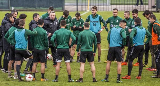  Pouso charla con sus jugadores en una sesión de entrenamiento en La Albericia. 