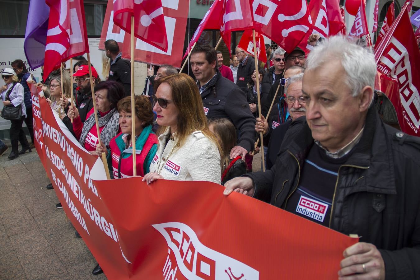 Fotos: Miles de personas participan en la manifestación del 1 de mayo en Santander