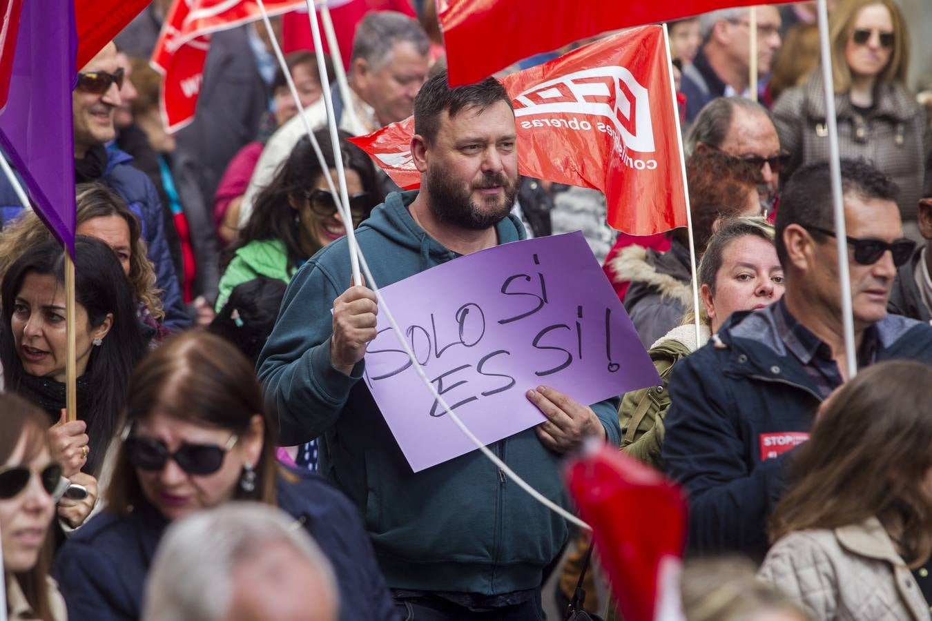 Fotos: Miles de personas participan en la manifestación del 1 de mayo en Santander