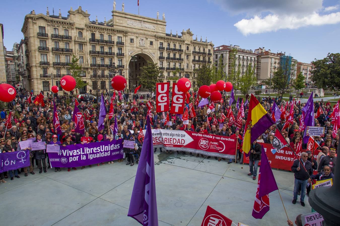 Fotos: Miles de personas participan en la manifestación del 1 de mayo en Santander