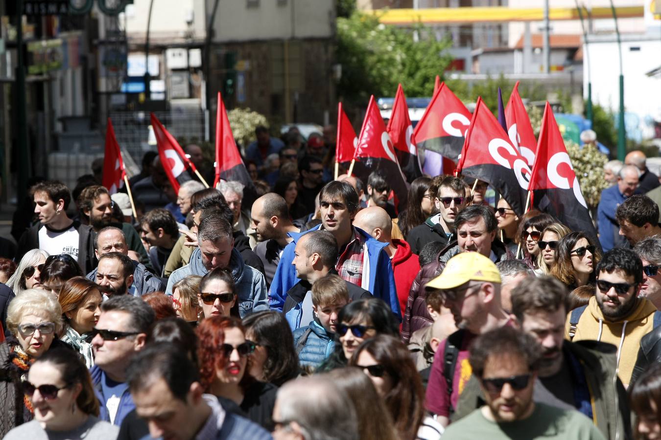 Fotos: Manifestación del 1 de mayo en Torrelavega